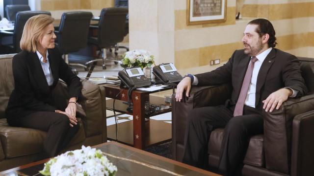 La ministra de Defensa, María Dolores de Cospedal (i), durante la reunión con el primer ministro libanés, Saad Hariri (d), hoy en Beirut.
