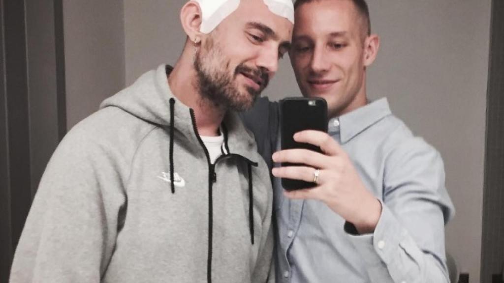 Pablo Sáez y David Delfín, sonriendo tras la operación en abril de 2016.