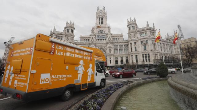 El autobús parado, delante del Ayuntamiento de Madrid.