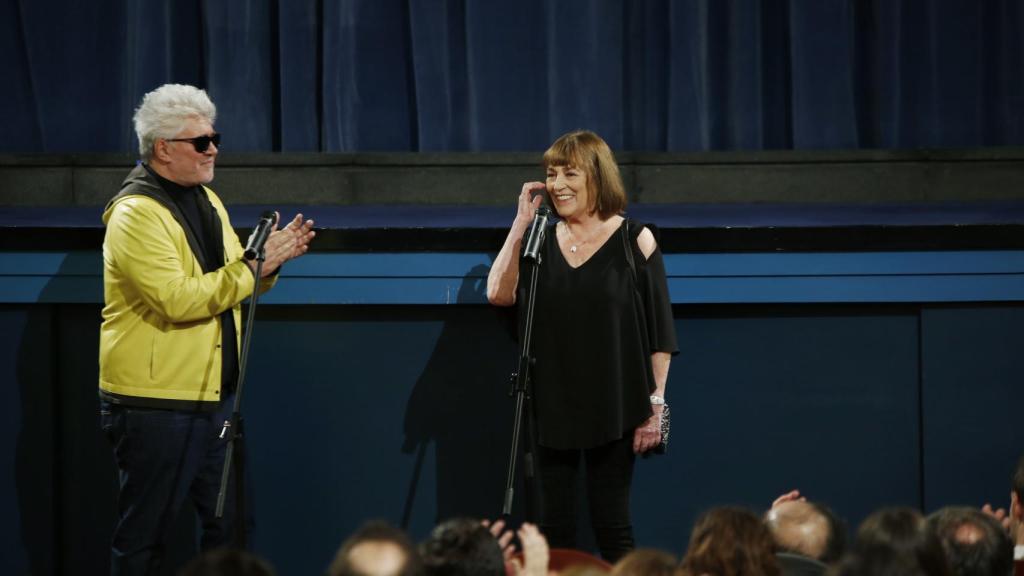 Director y actriz, junto al borde de la pantalla del Doré.