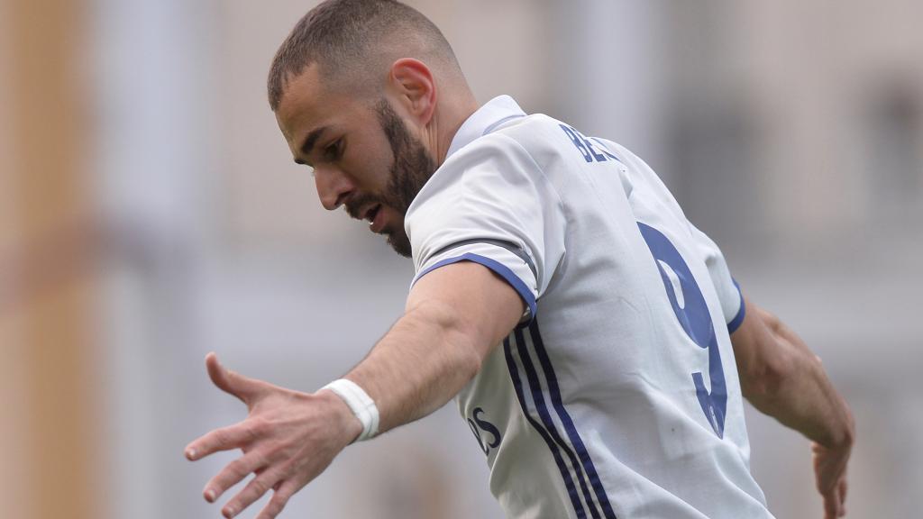Benzema celebra un gol en Ipurua.