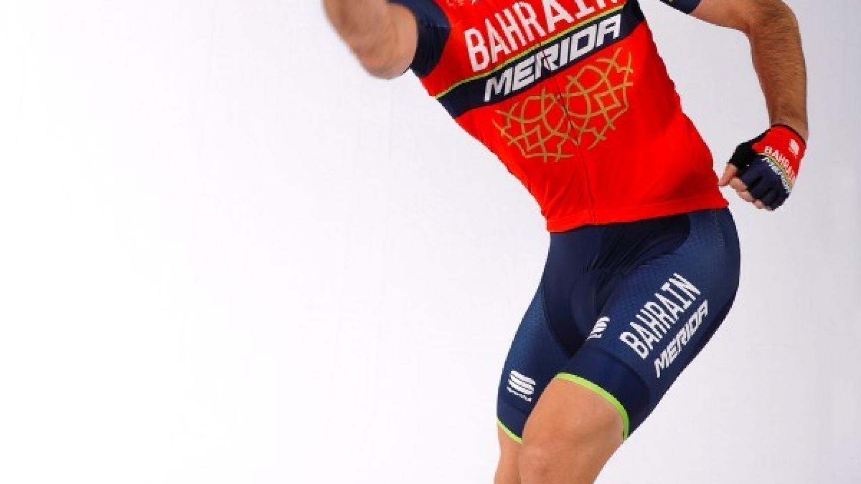 Ion Izagirre, en una sesión de fotos con su nuevo equipo.