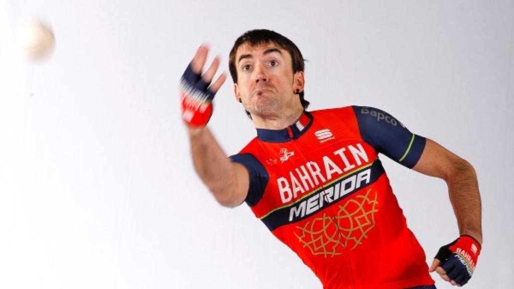 Ion Izagirre, en una sesión de fotos con su nuevo equipo.