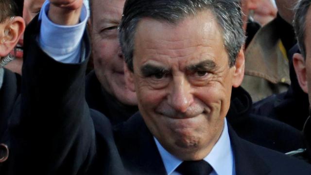 El conservador François Fillon, durante su baño de masas en París.