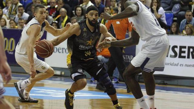 Davin White durante el partido contra Real Madrid.