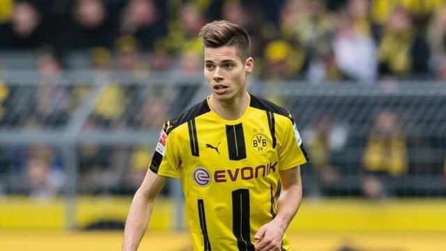 Julian Weigl en un partido con el Dortmund. Foto: @JuWeigl