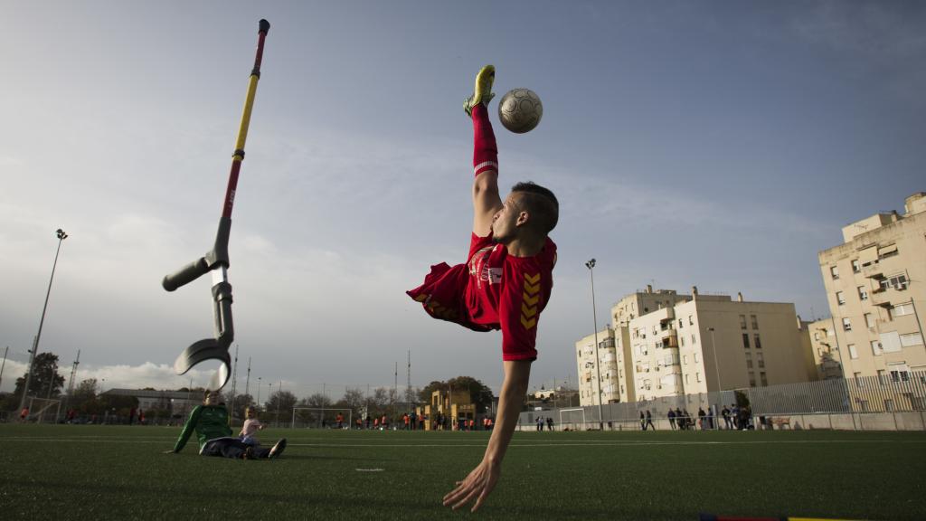 Ihan Ettalib, de la selección española de amputados, ejecutando una 'chilena'.