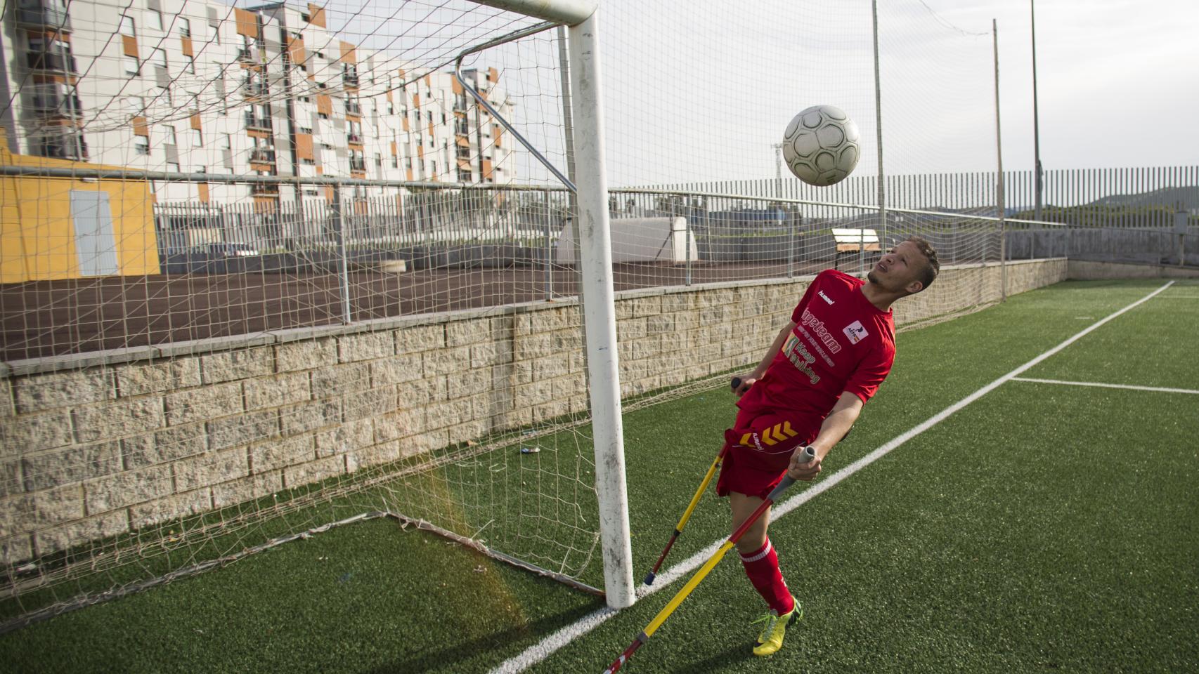 Ihab Ettalib, de la selección española de amputados, entrenando en la barriada de San Telmo, en Jerez de la Frontera (Cádiz). Foto Fernando Ruso