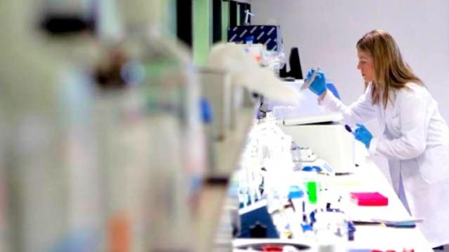 Una mujer trabajando en un laboratorio.