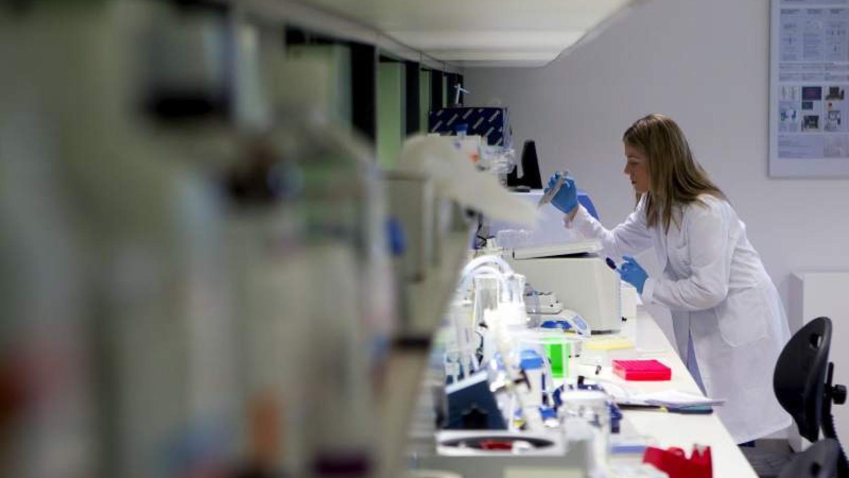 Una mujer trabajando en un laboratorio.