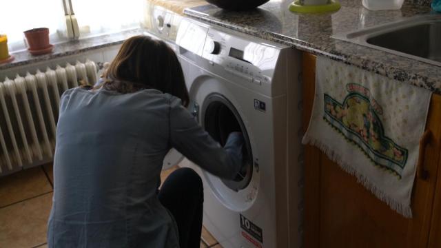 Mujer poniendo la lavadora.