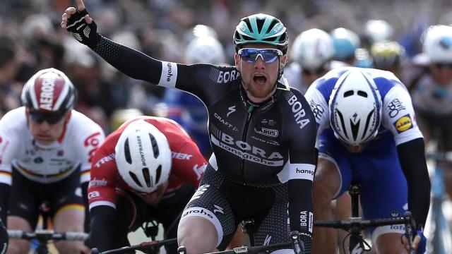 Sam Bennett celebra su victoria en la tercera etapa de la París Niza.