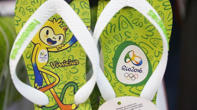 Las chanclas olímpicas, en una tienda oficial de Río 2016.
