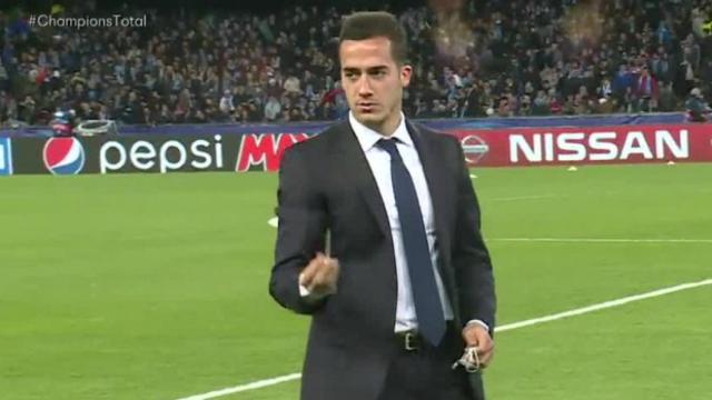 Lucas Vázquez saca un clavo del césped de San Paolo   Foto: Twitter (@champions_total)