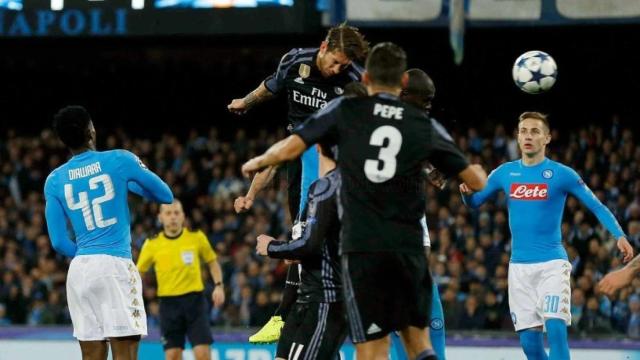Sergio Ramos marca frente al Nápoles