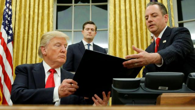 Trump entrega a Priebus la orden para presentar un programa alternativo al Obamacare.