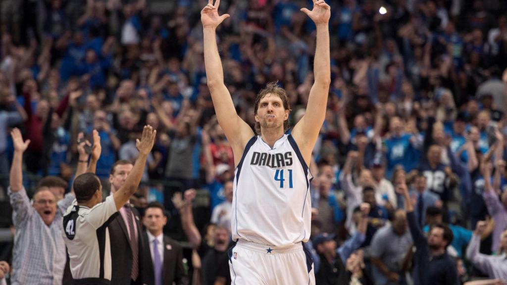 Dirk Nowitzki celebra un triple.