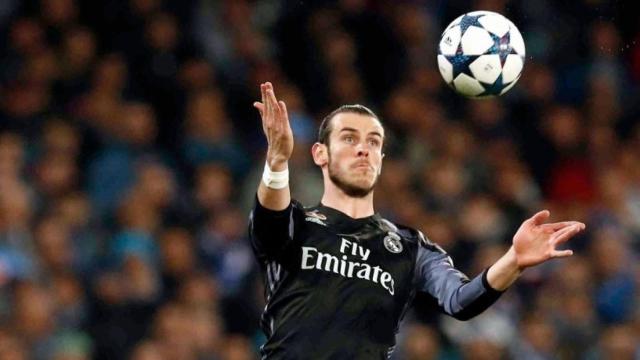 Bale controla un balón en Nápoles
