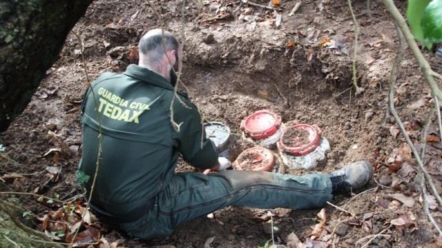 Un agente de la Guardia Civil en el zulo de ETA de Irún.