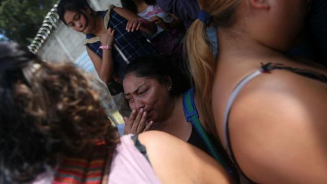 Familiares buscan información de menores en el Hogar Virgen de la Asunción.