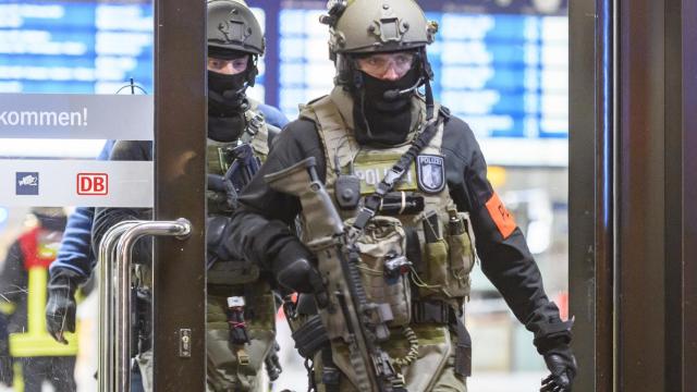 Policías dentro del recinto de la estación.