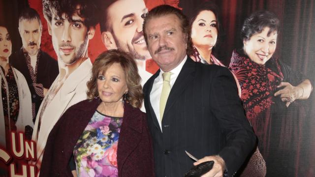 María Teresa Campos y Bigote Arrocet en el teatro