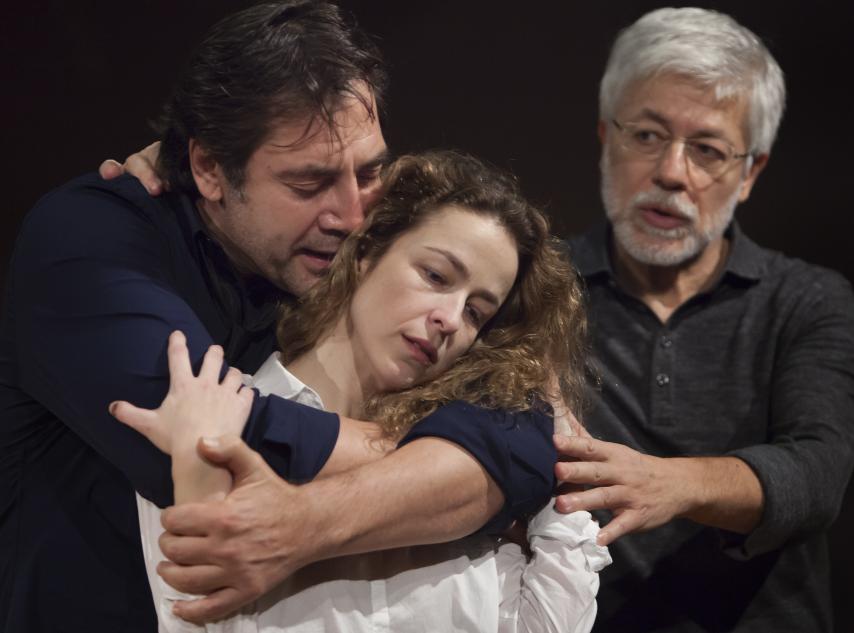 Javier Bardem, Silvia Abascal y, al fondo, Juan Carlos Corazza, hace unas semanas en Conde Duque.