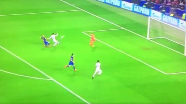 Captura del momento en que Mascherano zancadillea a Di María.