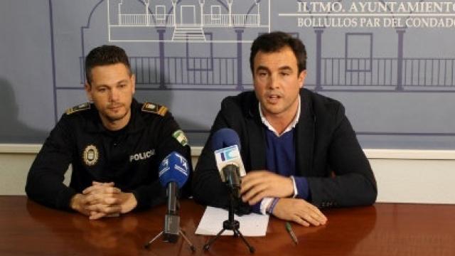 El alcalde de Bollullos comparece junto al subinspector jefe de la Policía Local.