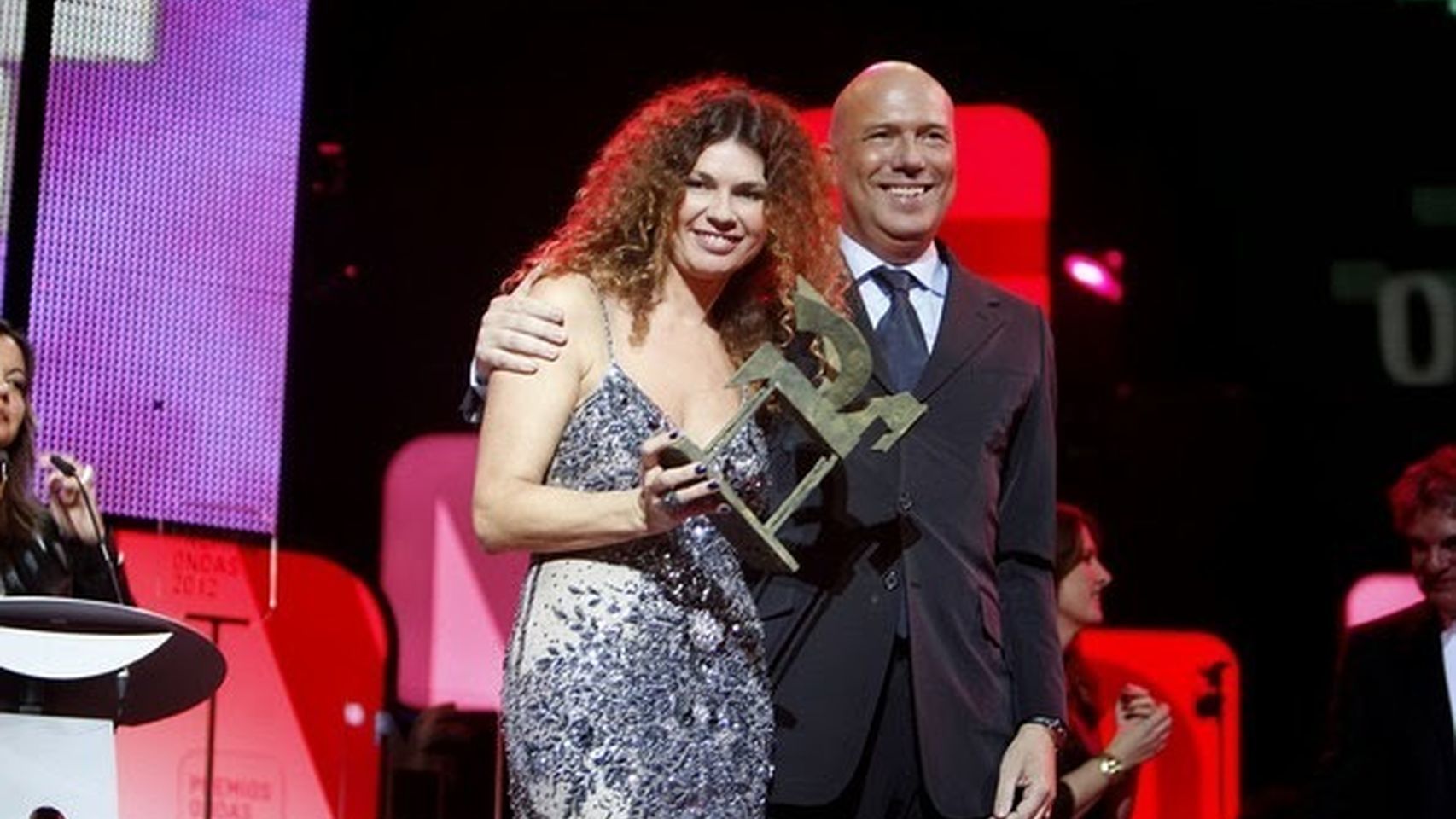 Angie Cárdenas (izda) y Alfonso Arús (dcha) durante los premios Onda.