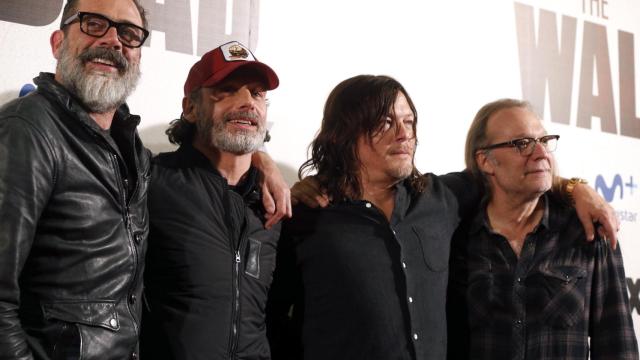 Los actores protagonistas de 'The Walking Dead' y el productor, en un acto en Madrid.