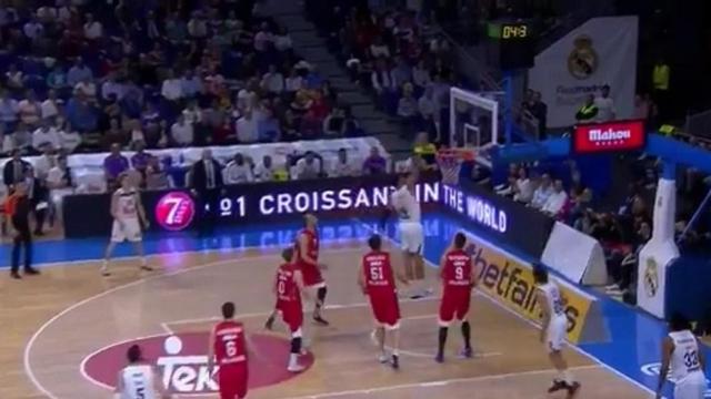 Gran jugada entre Llull y Ayón