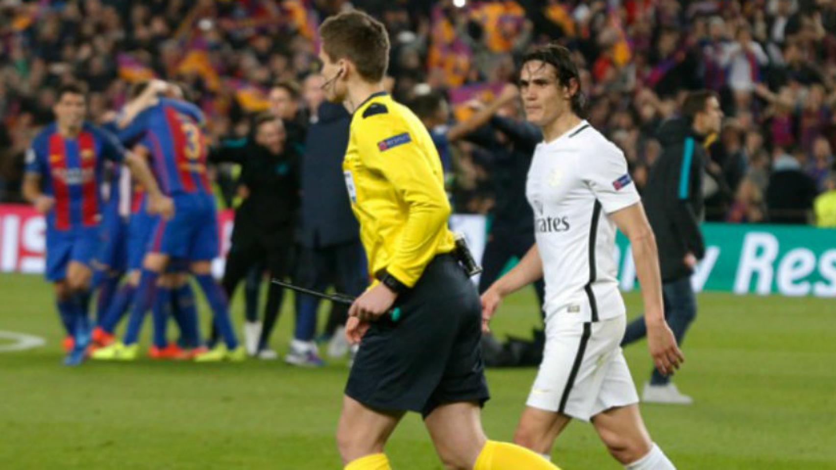 Cavani mira con incredulidad a Aytekin Foto: psg.fr