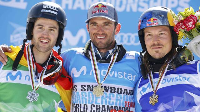 Lucas Eguibar (primero a la izquierda) en el podio mundial.