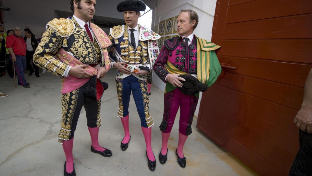 Los tres matadores en el patio de cuadrillas