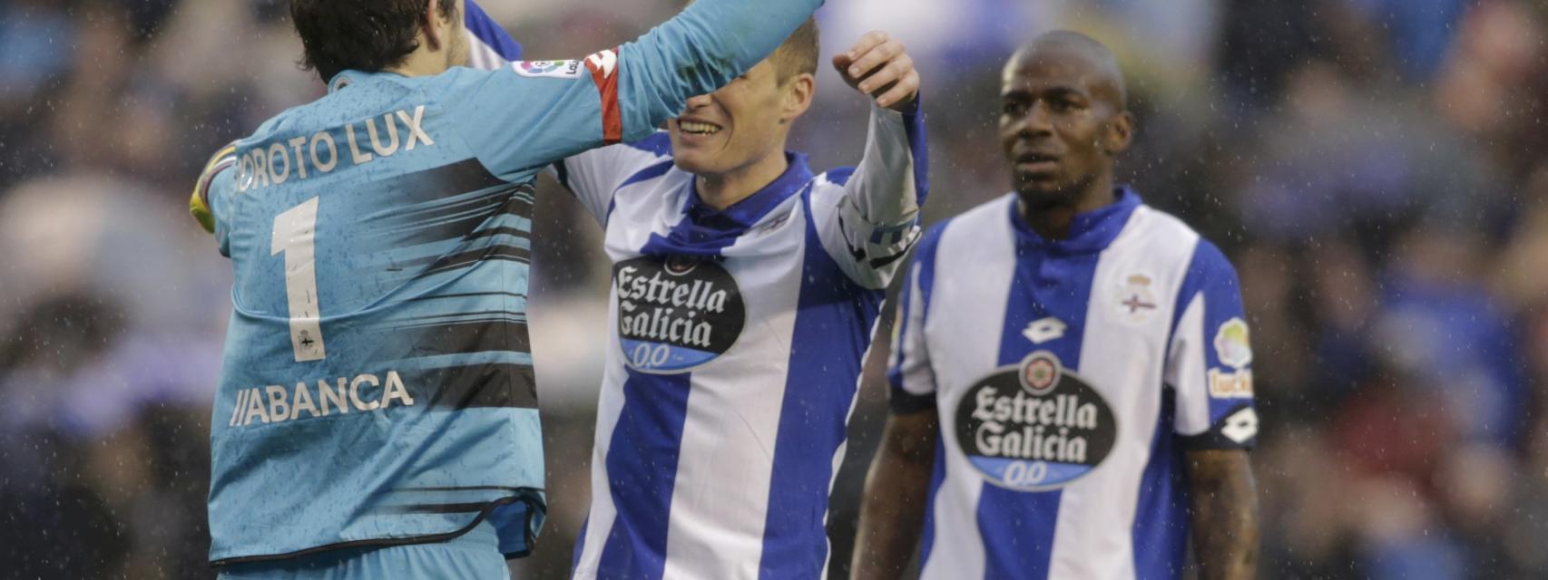 Los jugadores del Deportivo celebran su victoria contra el Barcelona.