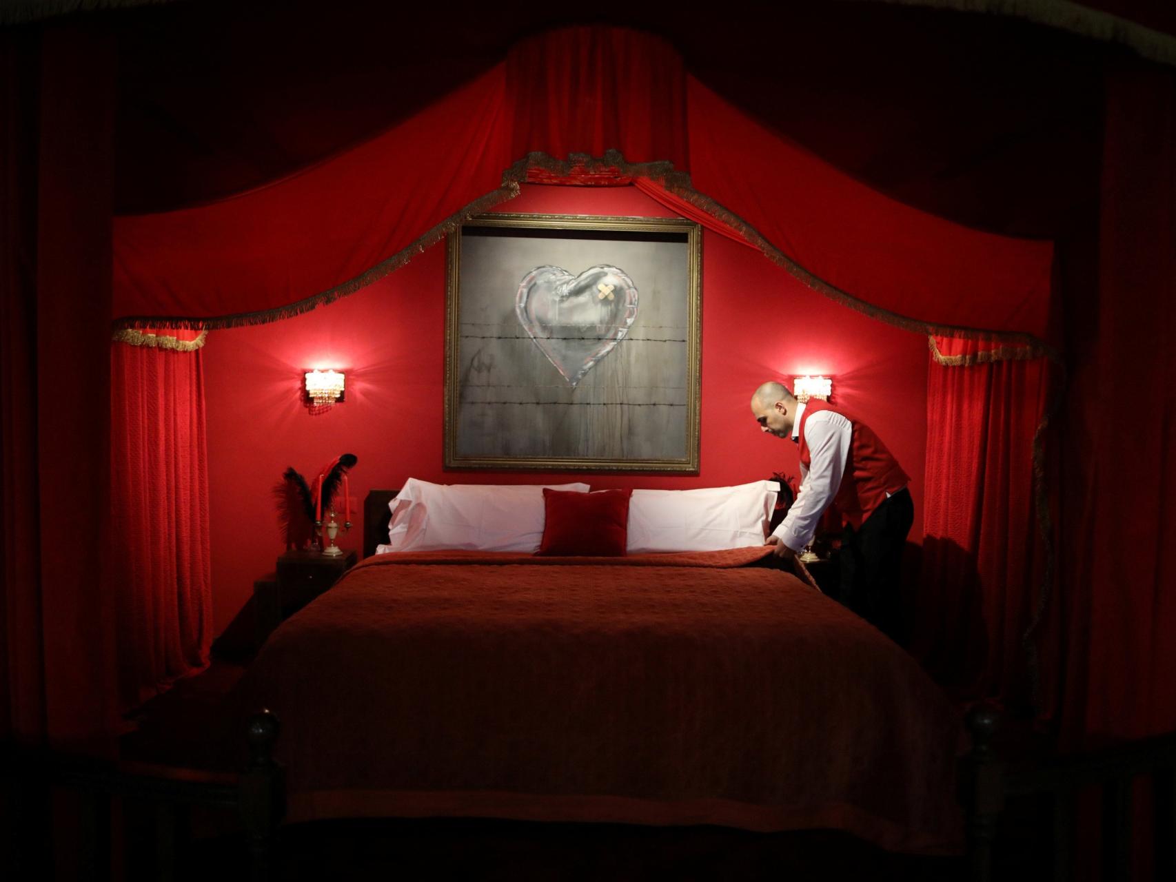 Una vista de la suite principal del hotel de Banksy.