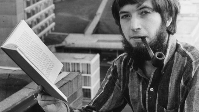 Un hombre leyendo.
