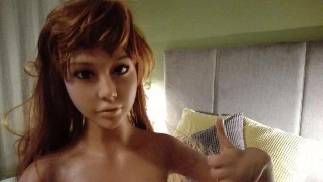 Lily, la muñeca asiática, ya no atenderá a más clientes porque Lumidolls ha cerrado.