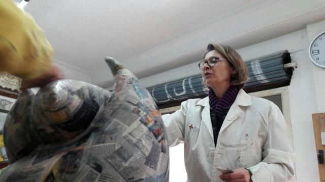 Paola Dominguín haciendo los últimos retoques a la falla.