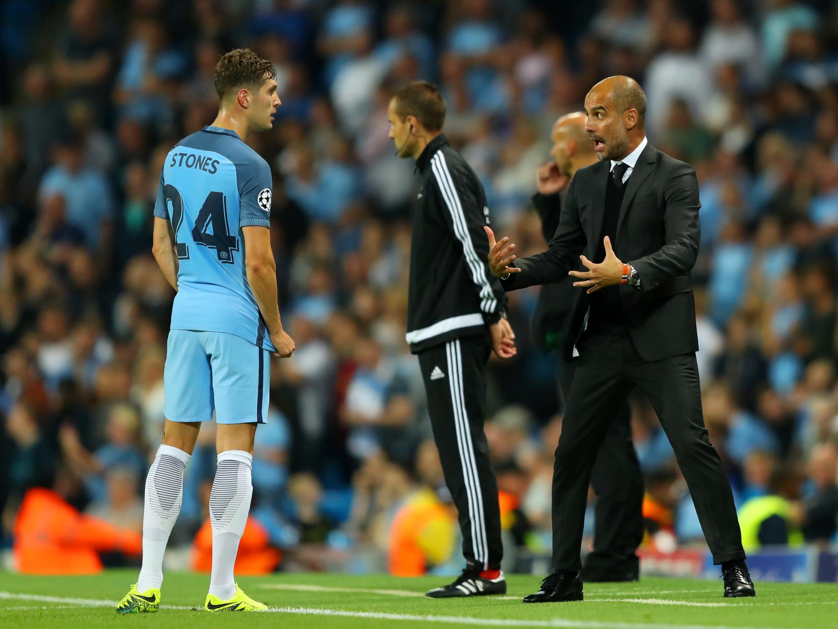 Pep Guardiola abronca a Jonh Stones durante un encuentro del City.