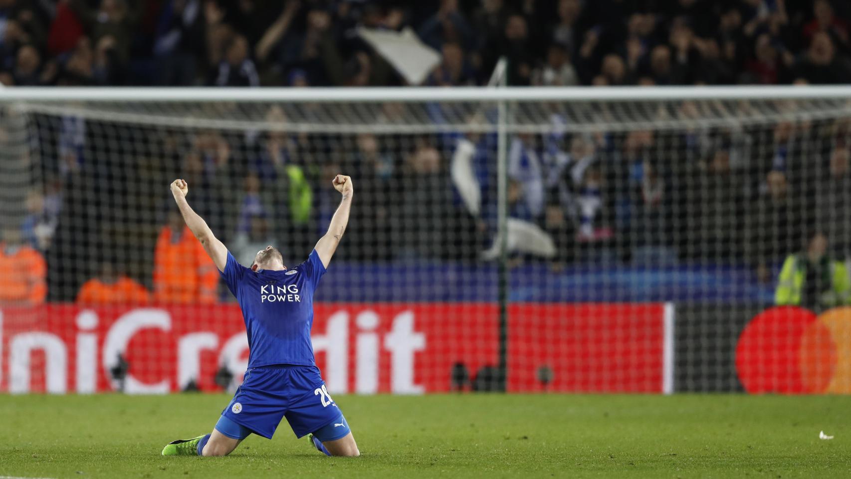 Christian Fuchs celebra la victoria del Leicester y su pase a cuartos de final.