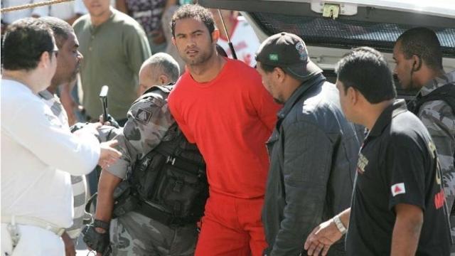 Varios agentes trasladan a Bruno Fernandes de Souza.