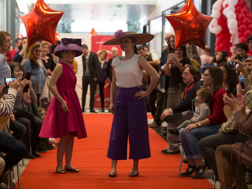 Rosana y Nerea durante el desfile.