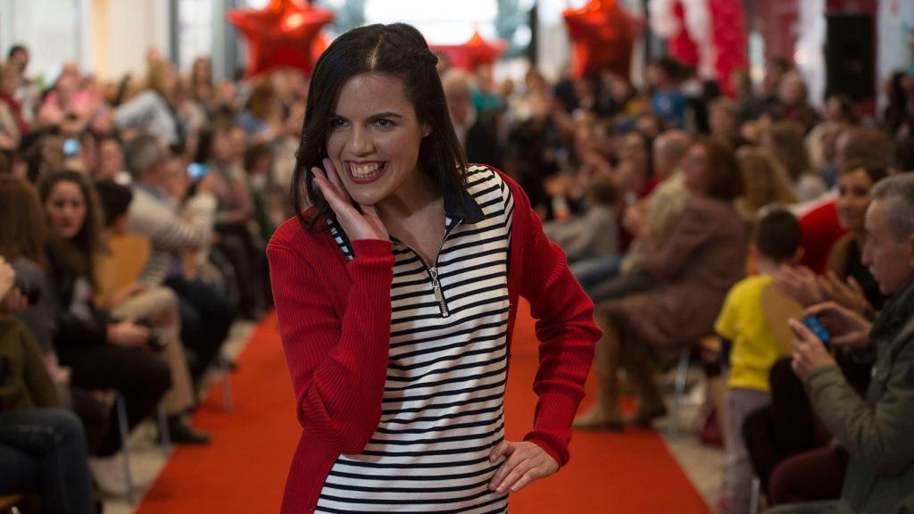 Sara posa ante las cámaras.