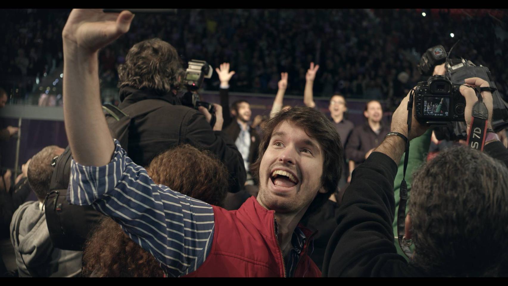 Santiago Alverú da vida a Bosco, que va a un mitín de Podemos, en Selfie.