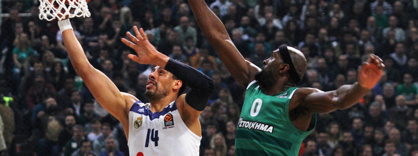 Ayllón busca una canasta en el partido Panathinaikos - Real Madrid.