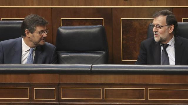 Mariano Rajoy con el ministro de Justicia, Rafael Catalá, este jueves en el Congreso.