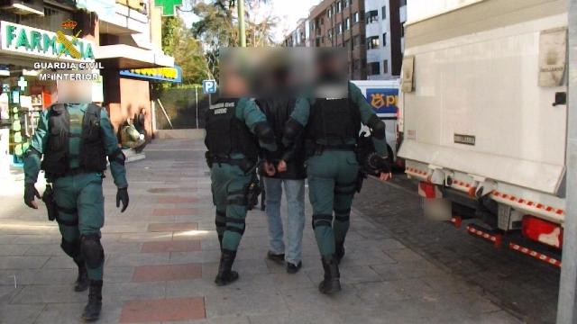 Momento en que la Guardia Civil arresta a uno de los detenidos.