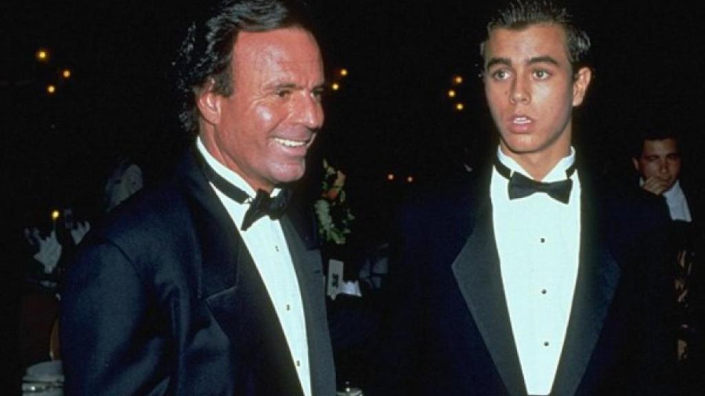 Julio Iglesias con su hijo Enrique.